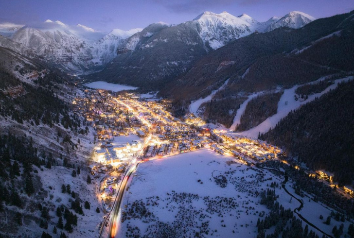 Winter wonderland in Colorado: Find the best time to travel to Colorado for snowy adventures.